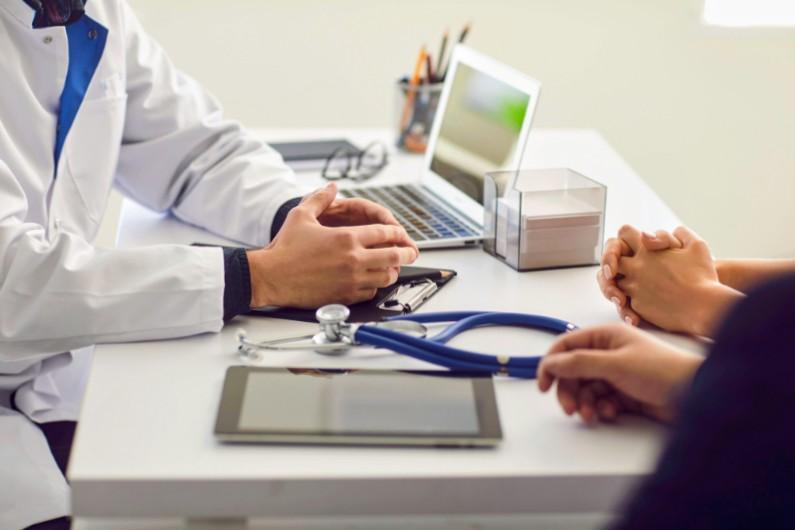 Consulta médica - orientação sobre internação e tratamento